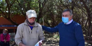 Subsidian a las familias damnificadas por el paso del voraz incendio en Charbonier\u002E (Foto: Gobierno de Córdoba)\u002E