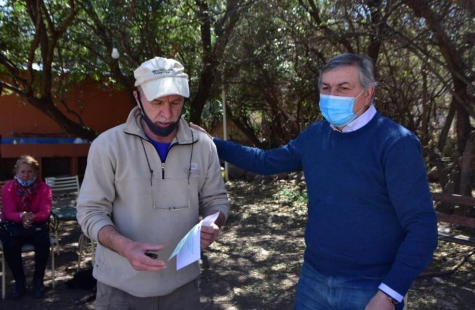 La Provincia entregó subsidios a las familias damnificadas por los incendios en Charbonier