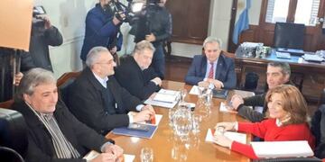 El ministro de Gobierno y Reforma del Estado, Pablo Farías, durante una reunión con una comitiva del gobernador electo Omar Perotti\u002E (@silvinafrana)