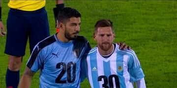 Mientras Suárez vistió la camiseta celeste con el dorsal 20, Messi lo acompañó con la de la selección argentina y el dorsal 30\u002E (Twitter)