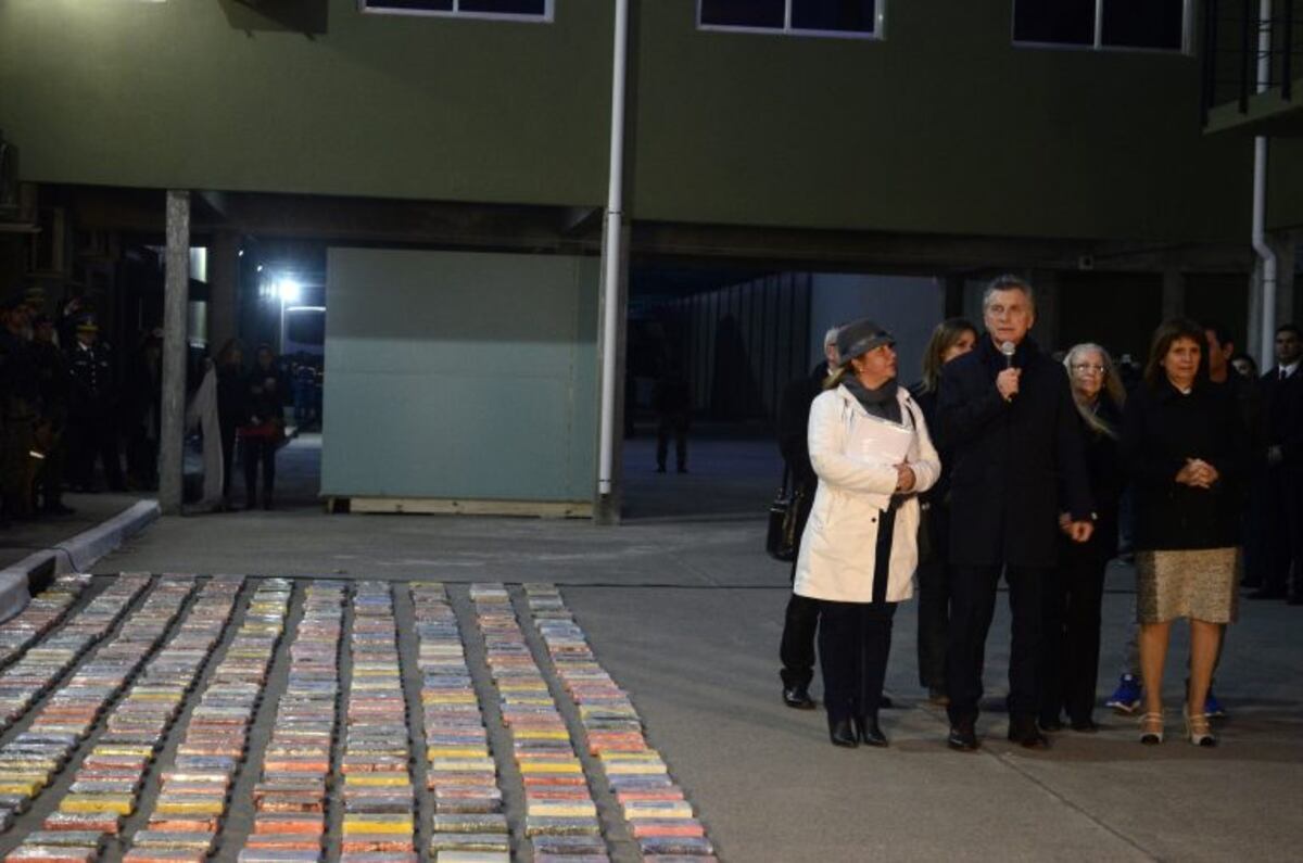 DYN55, BUENOS AIRES 18/07/2017, EL PRESIDENTE MAURICIO MACRI ENCABEZÓ HOY, EN EL EDIFICIO CENTINELA, EL OPERATIVO DE INCINERACIÓN DE LAS DOS TONELADAS DE DROGA INCAUTADA EN EL OPERATIVO BOBINAS BLANCAS, EL MÁS IMPORTANTE DE LOS ÚLTIMOS 25 AÑOS\u002EFOTO:DYN/JAVIER BRUSCO\u002E buenos aires mauricio macri incineracion de drogas droga incautada en el operativo Bobinas Blancas Quema de cocaina secuestrada en operativo contra el narcotrafico proceso de quema de droga en el Edificio Centinela