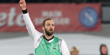Juventus' forward from Argentina Gonzalo Higuain gestures during the warm up before the Italian Serie A football match SSC Napoli vs Juventus FC on April 2, 2017 at the San Paolo Stadium. / AFP PHOTO / CARLO HERMANN