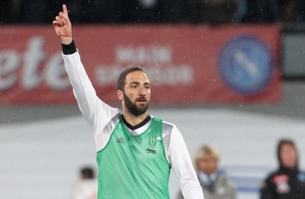 Los hinchas de Napoli recibieron a Higuaín a puro insulto y silbidos