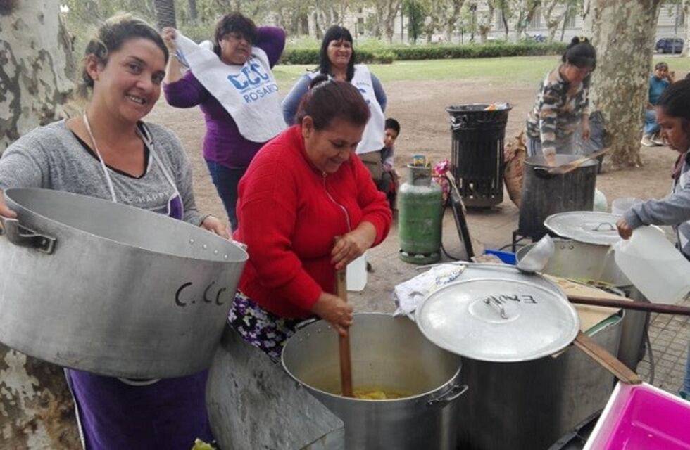 Ollas populares y acampe de organizaciones sociales en plaza San Martín