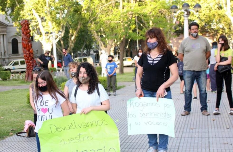Crece la tensión en la diócesis: marcharon para pedir que no cierre el seminario en San Rafael