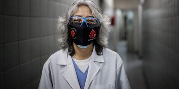 IMAGEN IUSTRATIVA\u002E ACOMPAÑA CRÓNICA: ARGENTINA CORONAVIRUS AME4587\u002E BUENOS AIRES (ARGENTINA), 27/07/2020\u002E- Fotografía fechada el 22 de julio de 2020 que muestra a la doctora Alejandra Vellicce jefa de Hematología del Hospital de Clínicas durante un recorrido a pacientes donantes de plasma en el Hospital de Clínicas de la ciudad de Buenos Aires (Argentina)\u002E Argentina avanza en la investigación sobre el uso de plasma sanguíneo de recuperados para trasmitir anticuerpos a pacientes con COVID-19, un tratamiento que se encuentra en una fase de \