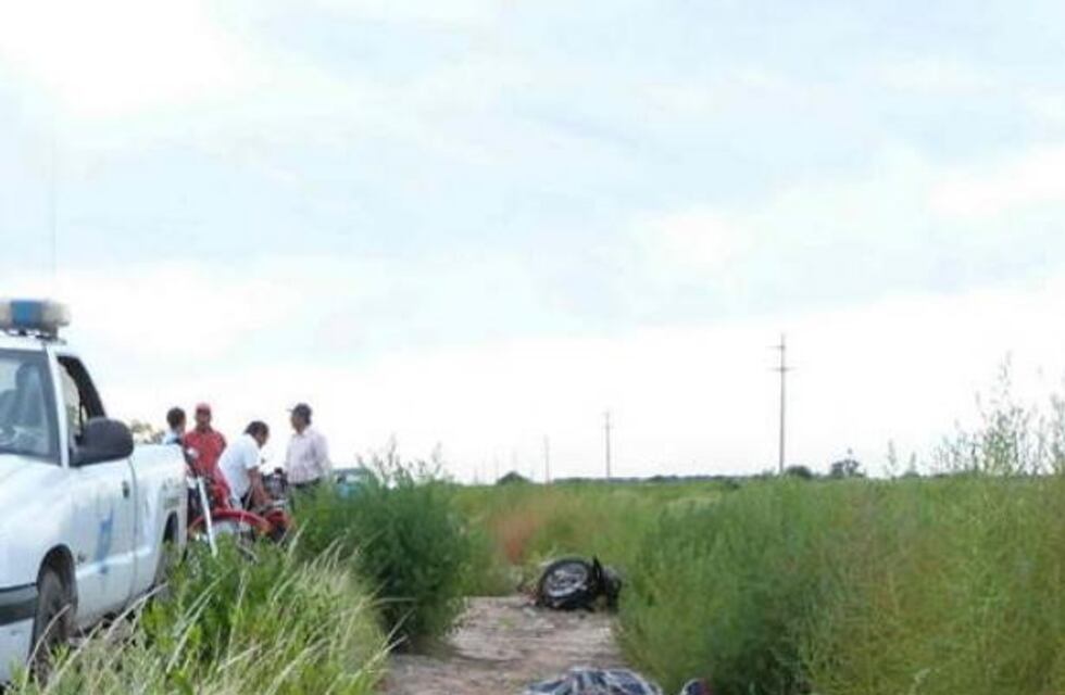 Motociclista murió al chocar contra un árbol, no llevaba puesto el casco