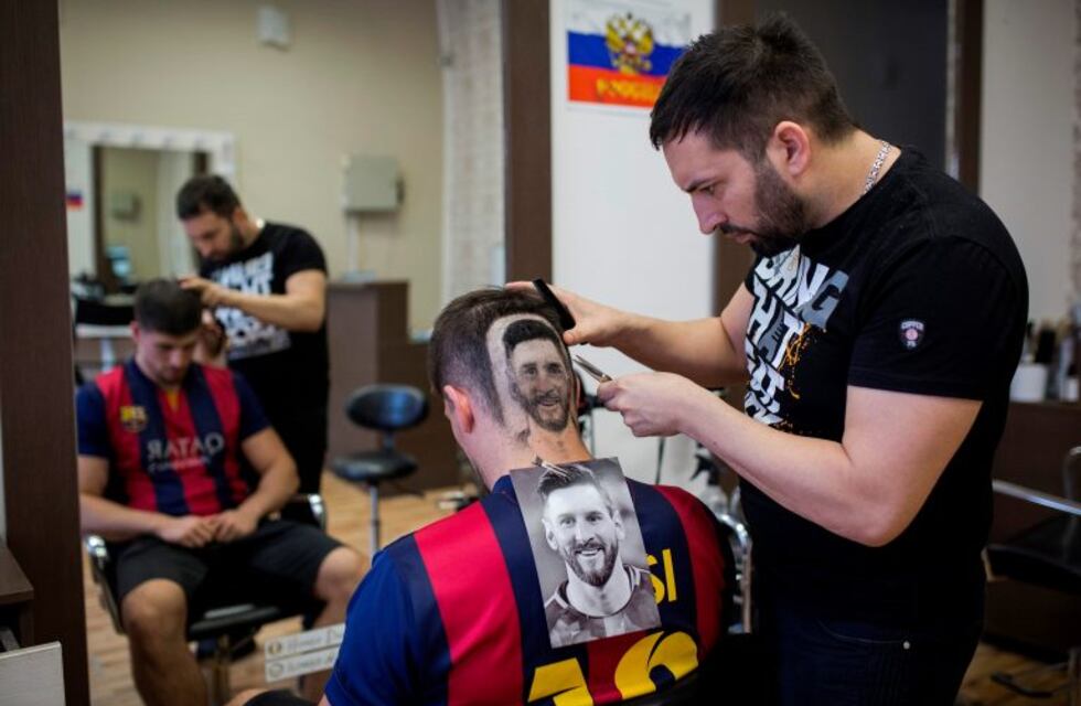 Un peluquero serbio diseña a Messi con sus tijeras