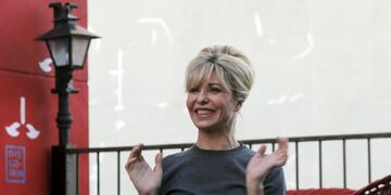 Karina Rabolini, wife of the Buenos Aires province governor and presidential candidate Daniel Scioli, gestures during an interview in Buenos Aires, September, 4, 2015\u002E Scioli is comfortably leading opinion polls but many experts predict he will not avoid the second electoral round with Mauricio Macri\u002E The presence of Scioli's wife, a former model and businesswoman with strong magnetism, is key for the electoral campaign\u002E Picture taken September 4, 2015\u002E  REUTERS/Enrique Marcarian buenos aires Karina Rabolini esposa del gobernador de buenos aires esposa del candidato a presidente FpV notas entrevistas reportajes