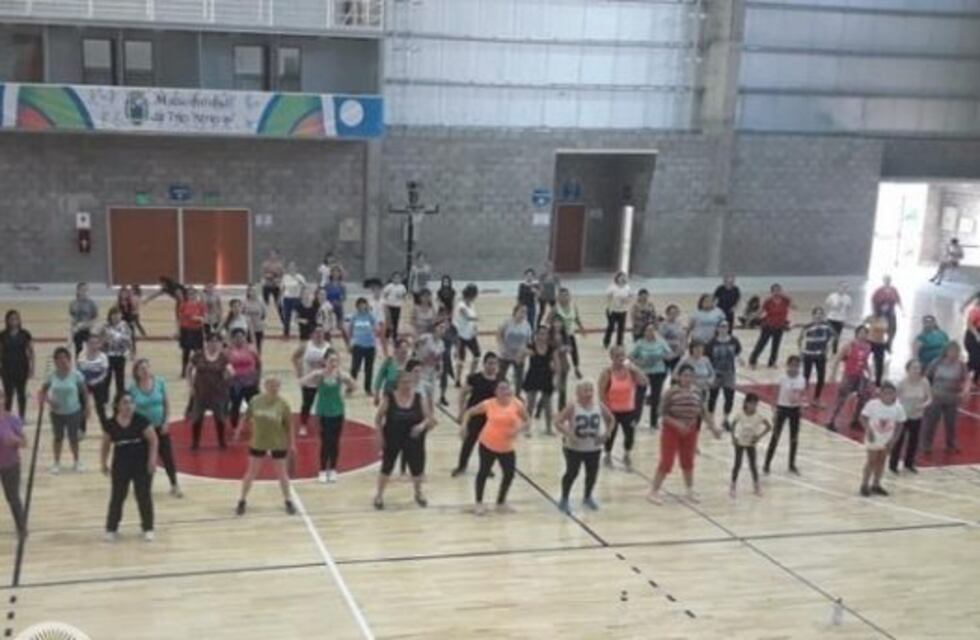 Comenzó el taller de Zumba familiar en el Polideportivo Municipal y las actividades en la pileta
