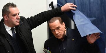 TOPSHOT - Silvio Berlusconi, leader of right-wing party Forza Italia, prepares to vote on March 4, 2018 at a polling station in Milan\u002E \nItalians vote today in one of the country's most uncertain elections, with far-right and populist parties expected to make major gains and Silvio Berlusconi set to play a leading role\u002E / AFP PHOTO / Miguel MEDINA