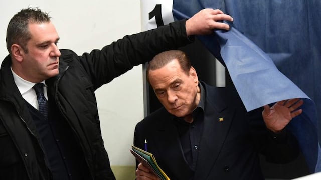 TOPSHOT - Silvio Berlusconi, leader of right-wing party Forza Italia, prepares to vote on March 4, 2018 at a polling station in Milan\u002E \nItalians vote today in one of the country's most uncertain elections, with far-right and populist parties expected to make major gains and Silvio Berlusconi set to play a leading role\u002E / AFP PHOTO / Miguel MEDINA