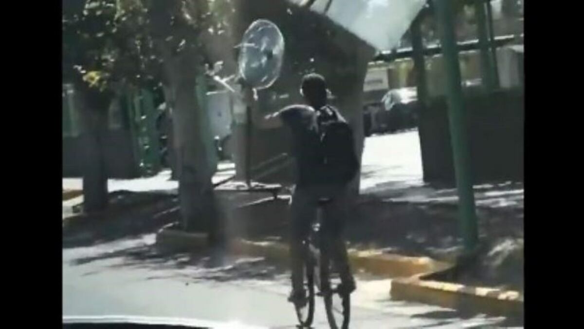 La imagen del sanjuanino en bici con el ventilador recorrió la provincia\u002E