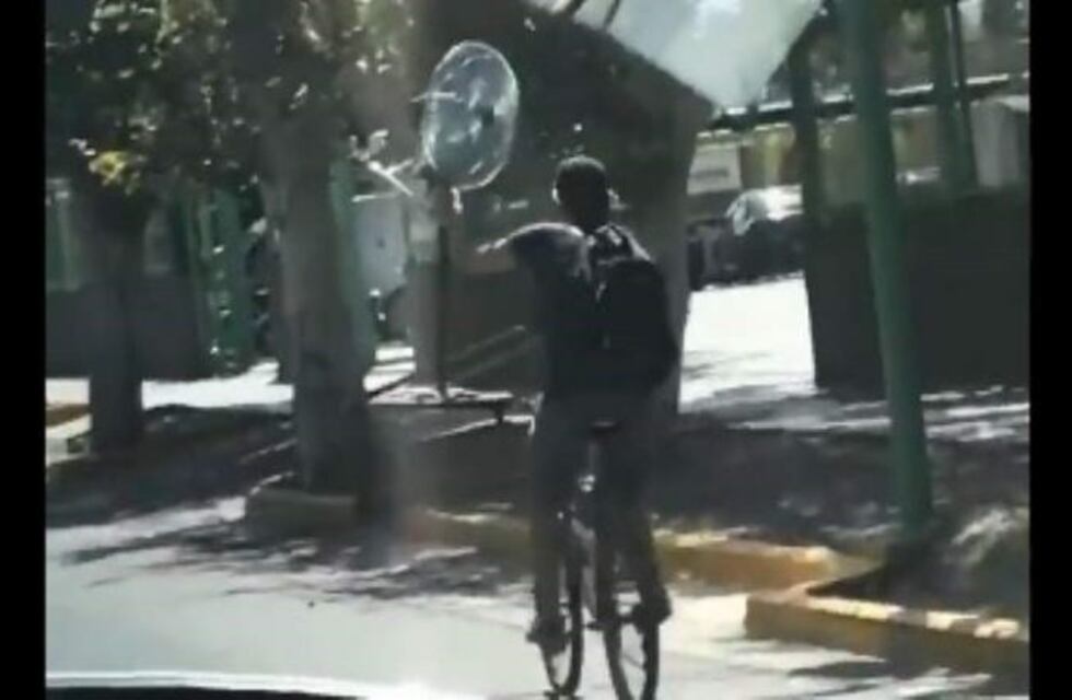 Salió a andar en bici con un ventilador para soportar el calor sanjuanino