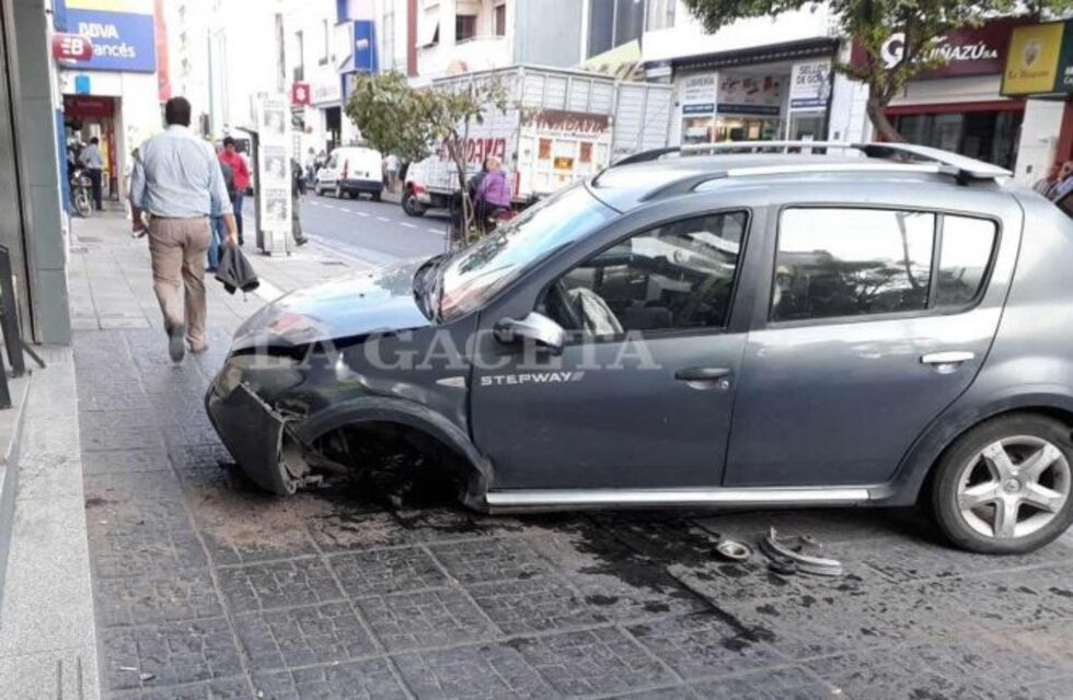 En pleno centro un auto se subió a la vereda y causó miedo