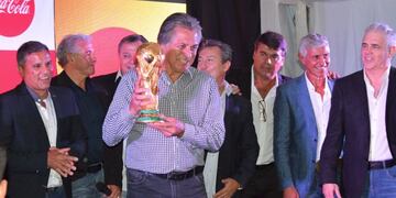 Ubaldo Fillol, con Copa en mano, en uno de los tantos eventos mundialistas de los que fue parte. Estará en el Monumental junto a La Scaloneta. / archivo