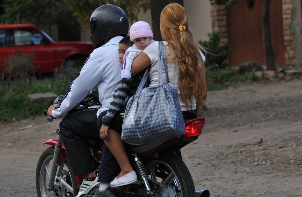 Tres de cada 10 motociclistas no llevan casco en Rafaela en la semana, pero la mitad no lo usa el domingo