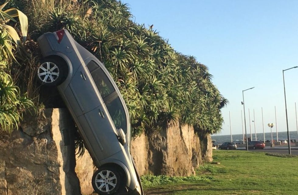 Triple choque en la costa marplatense: uno de los autos cayó a un barranco