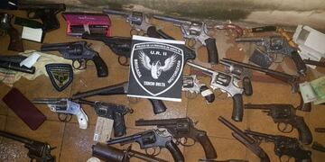 Detuvieron a un joven y secuestraron armas en una vivienda de Laprida al 2500\u002E (Archivo)