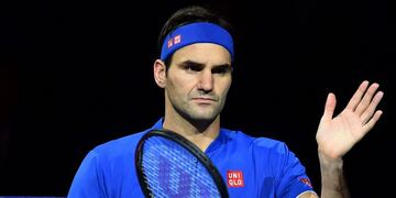 Switzerland's Roger Federer sits in the break between games against Austria's Dominic Thiem during their men's singles round-robin match on day three of the ATP World Tour Finals tennis tournament at the O2 Arena in London on November 13, 2018\u002E (Photo by Glyn KIRK / AFP)