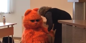 Estudiante disfrazado de Garfield (Web)