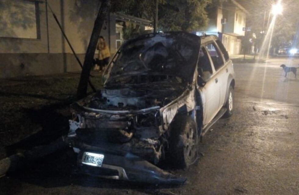 Video: prendieron fuego un auto y quedaron filmados