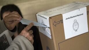 A man casts his vote during primary elections in Buenos Aires on August 9, 2015\u002E Argentines voted Sunday in presidential primaries seen as an early indicator of who is best positioned to succeed President  AFP PHOTO / ALEJANDRO PAGNI\r\n buenos aires  elecciones paso primarias agosto 2015 votando votacion sufragio voto mano urna sobre hombre votando metiendo el sobre en la urna