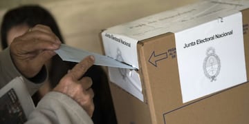 A man casts his vote during primary elections in Buenos Aires on August 9, 2015\u002E Argentines voted Sunday in presidential primaries seen as an early indicator of who is best positioned to succeed President  AFP PHOTO / ALEJANDRO PAGNI\r\n buenos aires  elecciones paso primarias agosto 2015 votando votacion sufragio voto mano urna sobre hombre votando metiendo el sobre en la urna