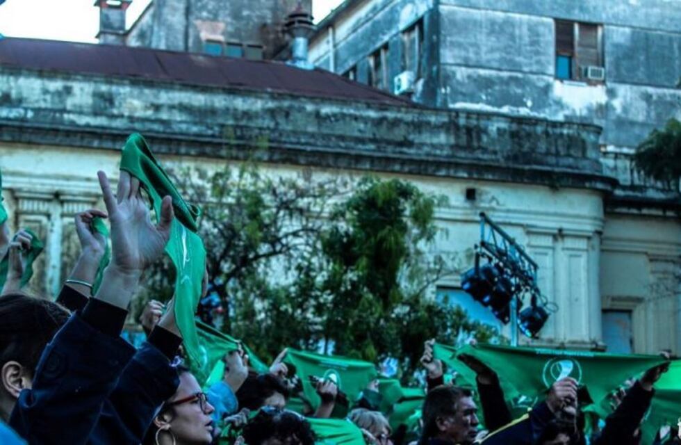 Convocan a un pañuelazo contra el escrache a una rosarina por dos abortos no punibles