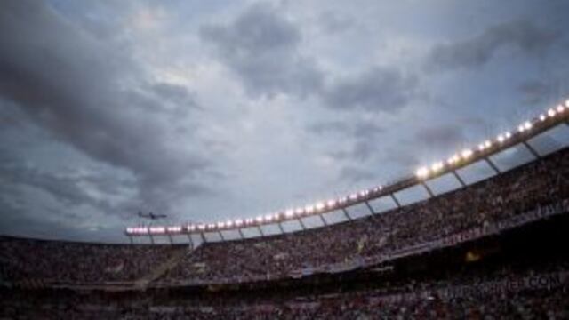 vista del estadio cancha de river monumental cielo hinchas luces iluminacionrnrnA plane flies over River Plate's stadium as fans cheer their team during an Argentine league soccer match against Velez Sarsfield in Buenos Aires, Argentina, Sunday, April 20,