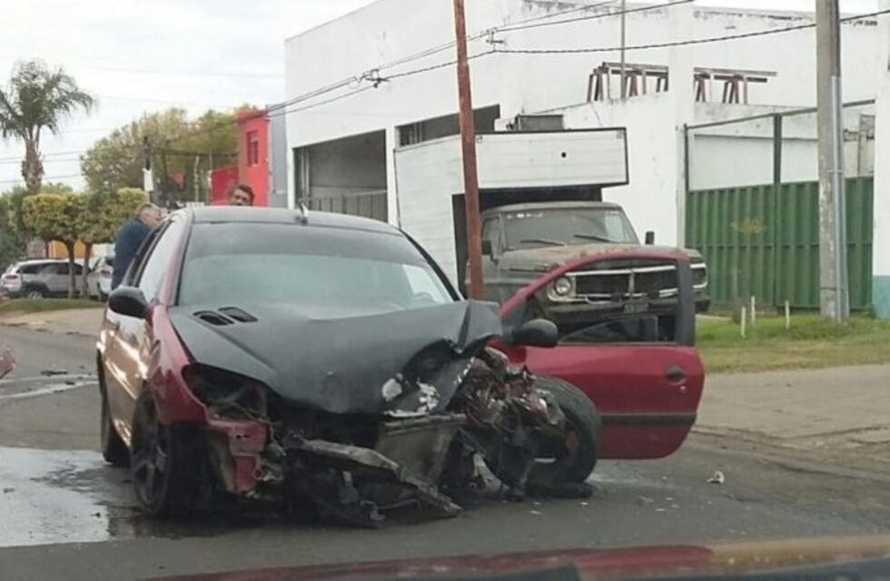 Impresionante choque dejó a los autos destrozados, y los lesionados no quisieron ser atendidos