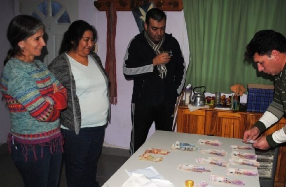 Hacía 20 kilómetros en bicicleta para ir al trabajo y los vecinos juntaron plata para una moto