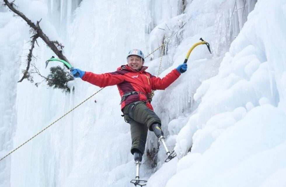 Un chino de 70 años que tiene ambas piernas amputadas, escaló el Everest