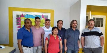 Alumnos y docentes del IPET 402 y el jefe comunal Hugo Suarez