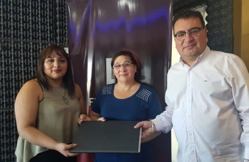 Recibió una computadora para continuar sus estudios universitarios