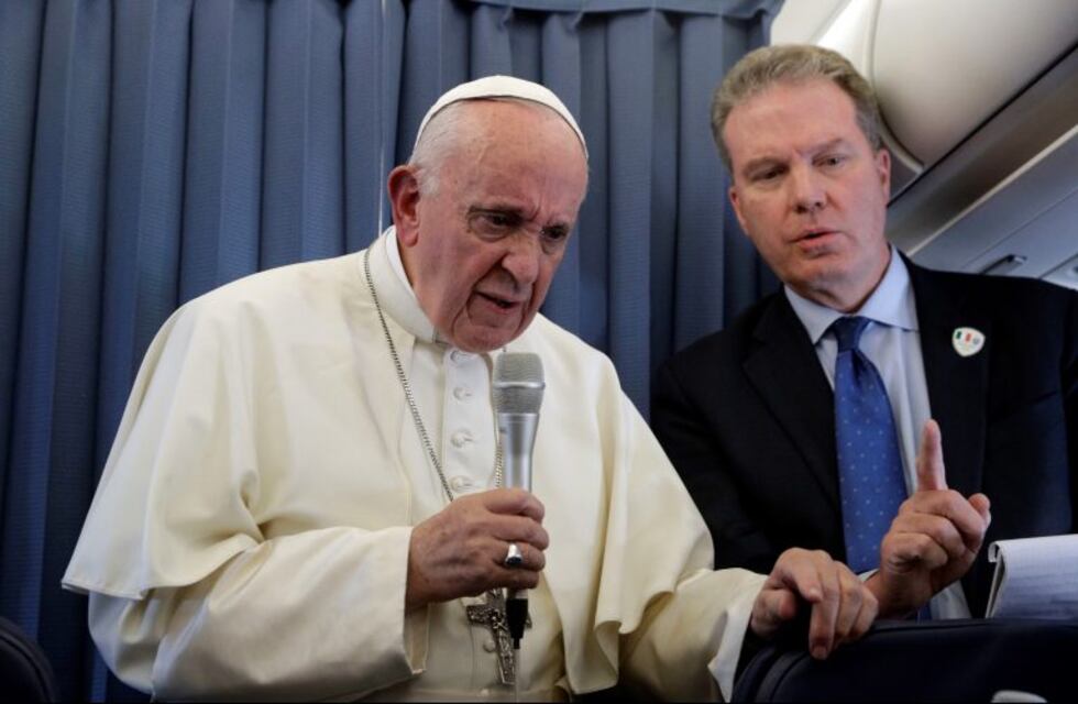 Salida sorpresiva: renunciaron el portavoz del Vaticano y su adjunta