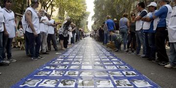 conmemoracion conmemorando 41 años del golpe civico militar de 1976 en la que participan diferentes partidos politicos y organizaciones en Plaza de Mayo marcha marchas 24 de marzo 2017 Día Nacional de la Memoria por la Verdad y la Justicia\r\nDYN307, BUENOS AIRES 24/03/17, MARCHA DE LA MEMORIA EN EL 41 ANIVERSARIO DEL GOLPE DE ESTADO\u002E FOTO: DYN/JAVIER BRUSCO\u002E buenos aiers acto 41 años golpe civico militar de 1976 acto Dia Nacional de la Memoria por la Verdad y la Justicia participan diferentes partidos politicos y organizaciones