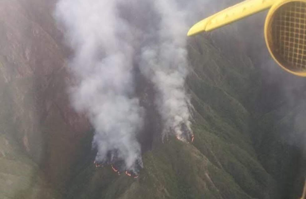 Continúa el trabajo para sofocar incendio en el cerro del Velazco
