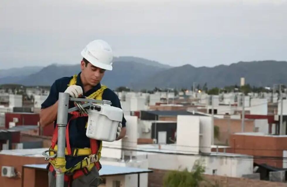 Se quiso colgar del cable y cortó la fibra óptica