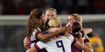 US players celebrate at the end of the France 2019 Women's World Cup quarter-final football match between France and USA, on June 28, 2019, at the Parc des Princes stadium in Paris\u002E (Photo by Lionel BONAVENTURE / AFP)