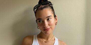 Dua Lipa y una sugerente forma de sentarse (Web)