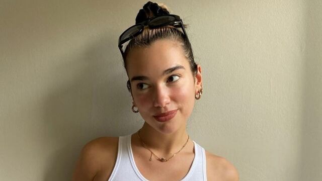 Dua Lipa y una sugerente forma de sentarse (Web)