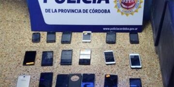 Los celulares secuestrados en la Galería Norte (Gentileza Policía de Córdoba)\u002E