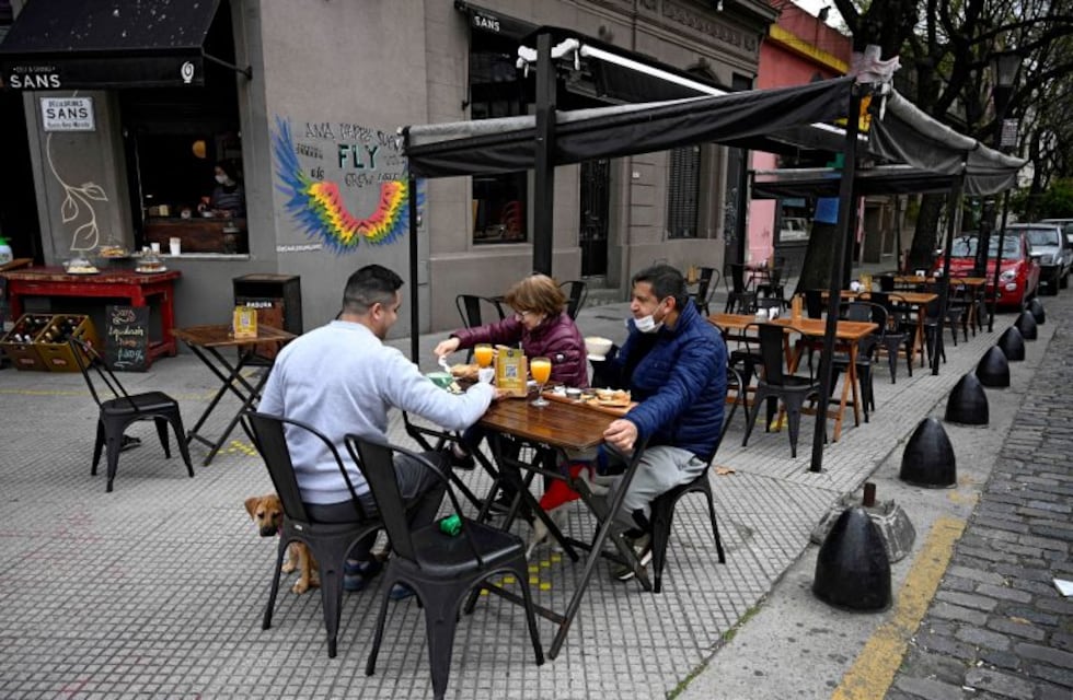 Cuáles son los restaurantes porteños que podrán atender a sus clientes en la vereda