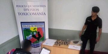 Encontró un bolso con droga en su casa y lo denunció en la Policía\u002E