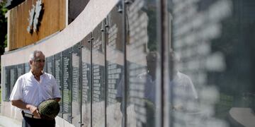 Diego Carlos Arreseigor junto al casco del soldado inglés que encontró en el campo de batallas\u002E Mira el monumento que honra a los soldados caídos en Malvinas en Buenos Aires\u002E