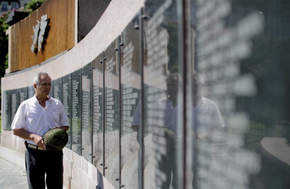 Veterano de Malvinas devolverá el casco de un soldado inglés caído en combate