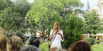 Comenzaron las visitas guiadas de verano por monumentos escultóricos de Mar del Plata (Foto: Twitter Costanza Addiechi)