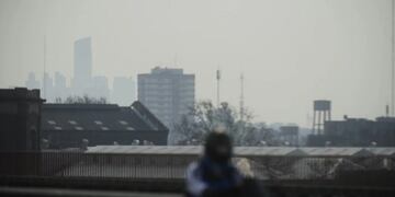 Una columna de humo cubre el cielo de la Ciudad de Buenos Aires (Foto: Clarín)