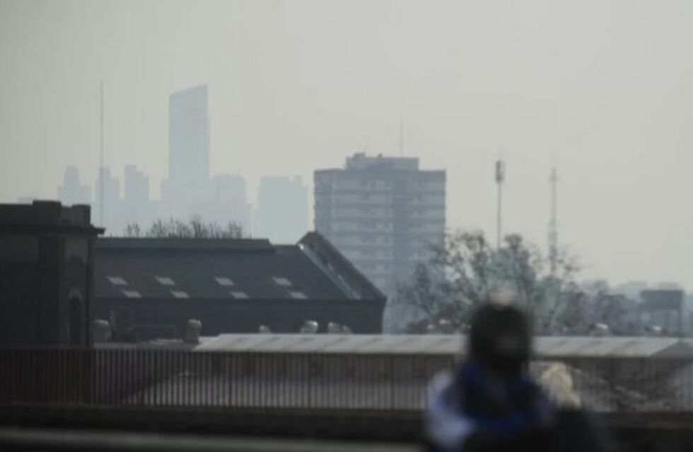 Una columna de humo cubrió el cielo de la Ciudad de Buenos Aires